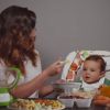 Wanessa cozinha e alimenta bebê em vídeo promocional para uma marca de produtos eletrônicos