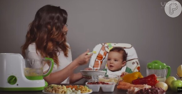 Wanessa cozinha e alimenta bebê em vídeo promocional para uma marca de produtos eletrônicos