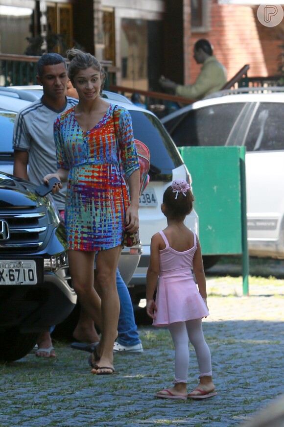 Sofia, filha de Grazi Massafera, usou colan, meia-calça, saia e rede de cabelo rosas para participar de aula de balé