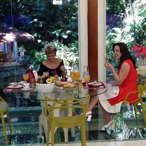 Claudia Raia bate um papo com Ana Maria Braga no programa 'Mais Você', em 15 de maio de 2013, e encontra uma seringa enrolada no guardanapo