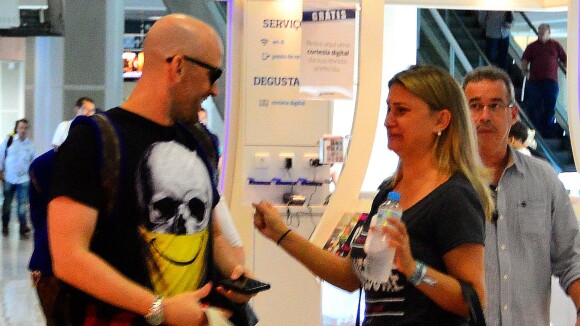Fã de Paulo Gustavo cai no choro ao encontrar humorista em aeroporto. Veja fotos