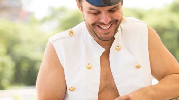Adrilles Jorge, do 'BBB15', faz ensaio sensual vestido de marinheiro: 'Caricato'