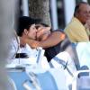Malu Mader e Tony Bellotto trocam beijos na Orla da praia de Ipanema, nesta quarta-feira, 15 de maio de 2013
