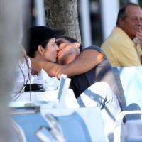 No ar em 'Sangue Bom', Malu Mader troca beijos com Tony Bellotto no Rio