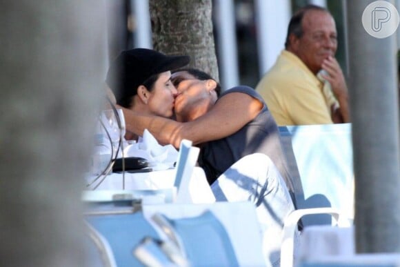 Malu Mader e Tony Bellotto trocam beijos na Orla da praia de Ipanema, nesta quarta-feira, 15 de maio de 2013