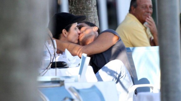 No ar em 'Sangue Bom', Malu Mader troca beijos com Tony Bellotto no Rio