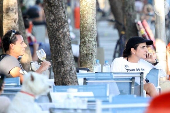Malu Mader e Tony Bellotto passam a tarde em restaurante no Rio