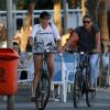 Malu Mader e Tony Bellotto andam de bicicleta em Ipanema