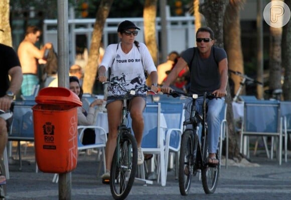 Malu Mader e Tony Bellotto andam de bicicleta em Ipanema