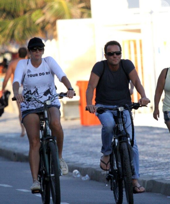 Malu Mader e Tony Bellotto vão embora andando de bicicleta
