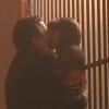 Jô (Thammy Miranda) finalmente seduz Russo (Adriano Garib) e dá o primeiro beijo no vilão