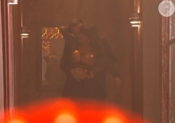 Jô (Thammy Miranda) seduz Russo (Adriano Garib) e chamará as meninas traficadas para dar uma surra no vilão