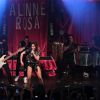 Alinne Rosa exibe boa forma com as pernas à mostra em show no Rio, nesta sexta-feira, 17 de abril de 2015