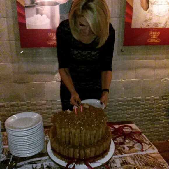 Antonia Fontenelle corta seu bolo de aniversário. A atriz completa 42 anos neste domingo 19 de abril de 2015