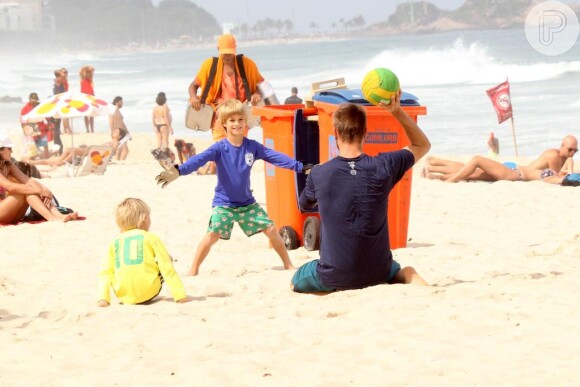 O aniversariante brinca de bola com os filhos Francisco e João na praia do Leblon, Zona Sul do Rio