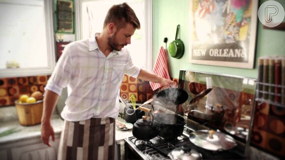 O galã adora cozinhar e apresenta um programa no GNT, o 'Tempero de Família'