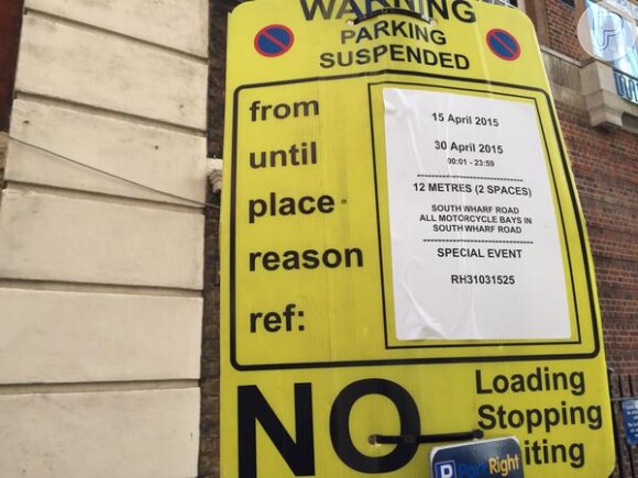 Fotos publicadas no Twitter do repórter da 'BBC' inglesa, Peter Hunt, mostram placas colocadas no poste da rua do hospital St. Mary. 'Proibido estacionar de 15 à 30 de abril. Evento especial', diz