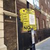 Fotos publicadas no Twitter do repórter da 'BBC' inglesa, Peter Hunt, mostram placas no poste da rua do hospital St. Mary. 'Proibido estacionar de 15 à 30 de abril. Evento especial', diz