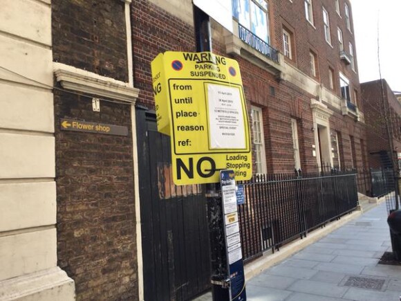 Fotos publicadas no Twitter do repórter da 'BBC' inglesa, Peter Hunt, mostram placas no poste da rua do hospital St. Mary. 'Proibido estacionar de 15 à 30 de abril. Evento especial', diz