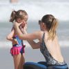 Fernanda Rodrigues se diverte com a filha, Luisa, em praia do Rio, nesta terça-feira, 21 de abril de 2015