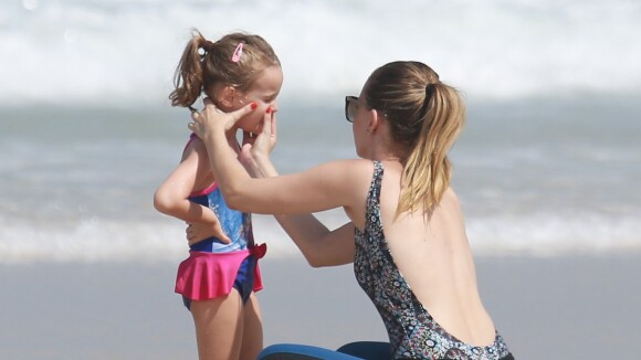 Fernanda Rodrigues se diverte com a filha, Luisa, em praia do Rio