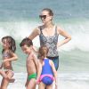 Fernanda Rodrigues se diverte com a filha, Luisa, em praia do Rio, nesta terça-feira, 21 de abril de 2015