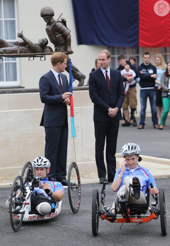 Príncipe William participa de evento com príncipe Harry
