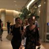 Giovanna Antonelli se diverte com amigas em jantar no shopping Village Mall, na Barra da Tijuca, no Rio