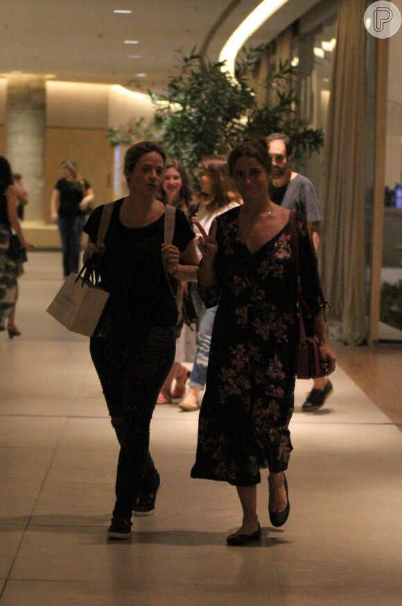 Giovanna Antonelli se diverte com amigas em jantar no shopping Village Mall, na Barra da Tijuca, no Rio