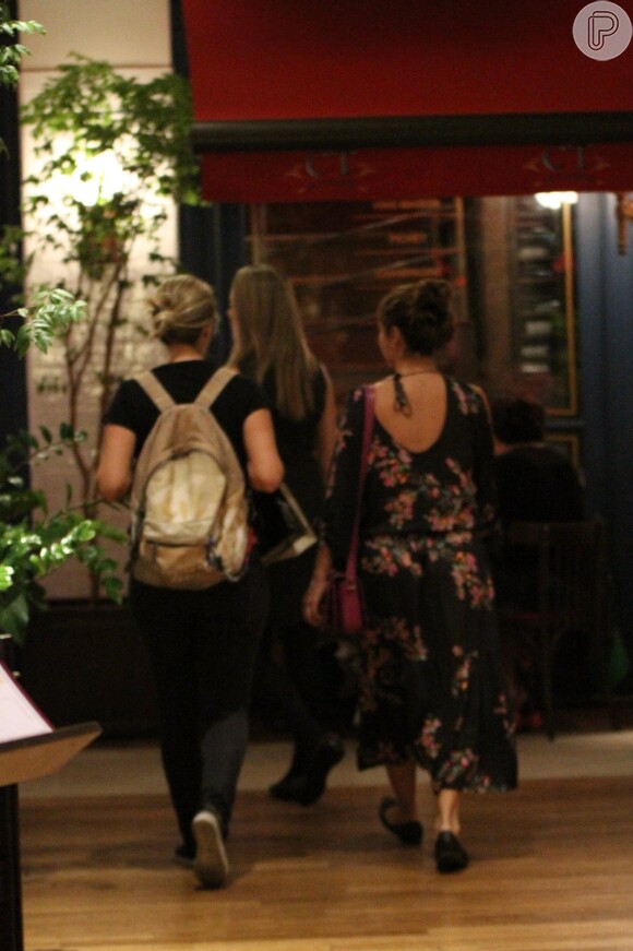 Giovanna Antonelli se diverte com amigas em jantar no shopping Village Mall, na Barra da Tijuca, no Rio