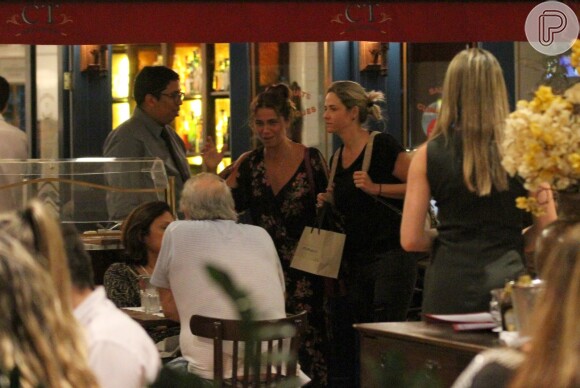 Giovanna Antonelli jantou com as amigas em um restaurante do Village Mall, shopping da Barra da Tijuca