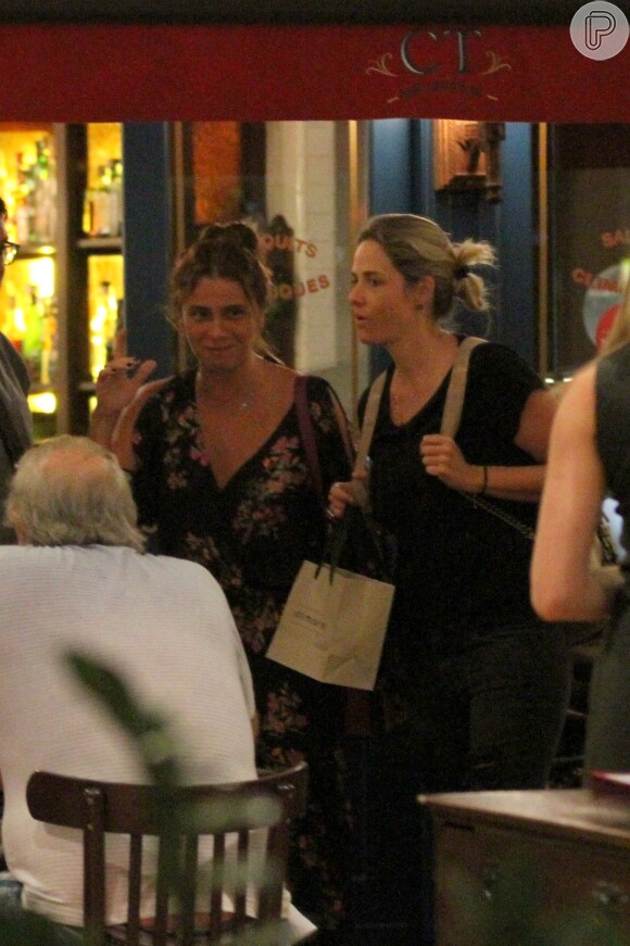 Aos se encontrar com as amigas no restaurante, Giovanna Antonelli abriu o sorrisão e não escondeu a felicidade