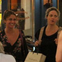 Giovanna Antonelli se diverte com amigas em jantar em shopping no Rio