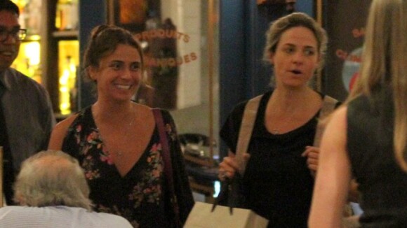 Giovanna Antonelli se diverte com amigas em jantar em shopping no Rio