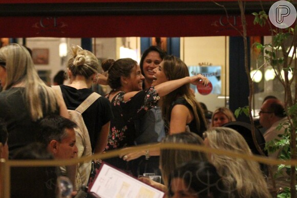 Ao término do jantar, Giovanna Antonelli abraça as amigas e se despede delas com muitas risadas