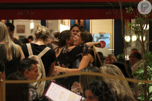 A atriz Giovanna Antonelli deu muitas risadas com suas amigas durante um jantar no shopping