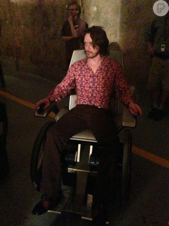 James McCavoy usa cadeira de rodas para interpretar o professor Xavier ainda jovem, no filme 'X-Men: Dias de um Futuro Esquecido'