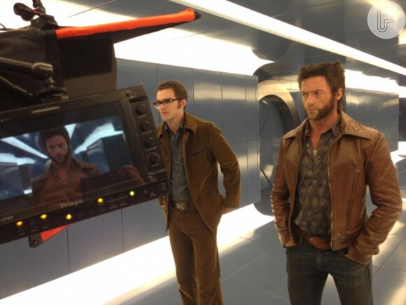 Nicholas Hoult, que interpreta o Fera, e Hugh Jackman, o Wolverine, gravam cena de 'X-Men: Dias de um Futuro Esquecido'
