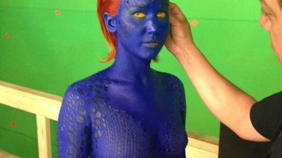 Jennifer Lawrence posa com maquiagem azul de Mística para novo filme dos 'X-Men'