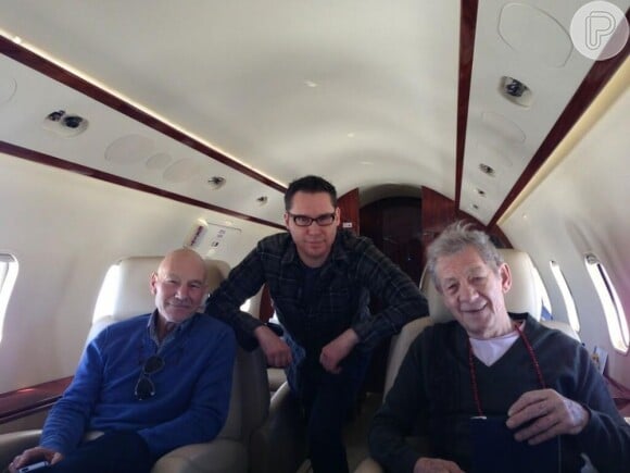O diretor Bryan Singer posa entre Patrick Stewart e Sir Ian McKellen, o professor Xavier e o Magneto de 'X-Men: Dias de um Futuro Esquecido'