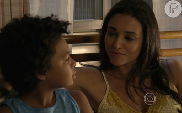 Azeitona (JP Rufino) já desconfiava que Sueli (Débora Nascimento) fosse sua mãe