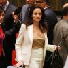 Para a reunião da ONU, Angelina Jolie usou um tailleur bege com blusa dourada