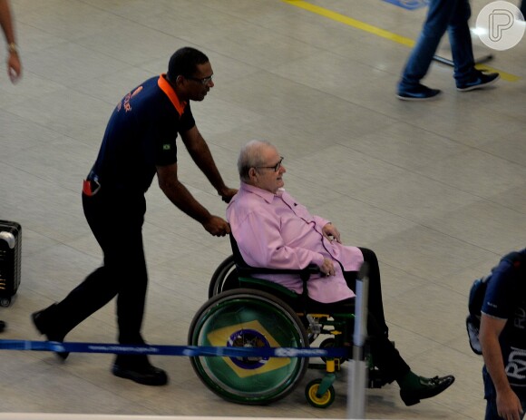 Jô Soares embarca em aeroporto do Rio de Janeiro usando cadeira de rodas