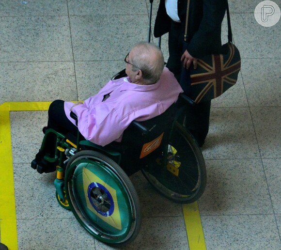Cadeira de rodas usada por Jô Soares estava estilizada com a bandeira do Brasil