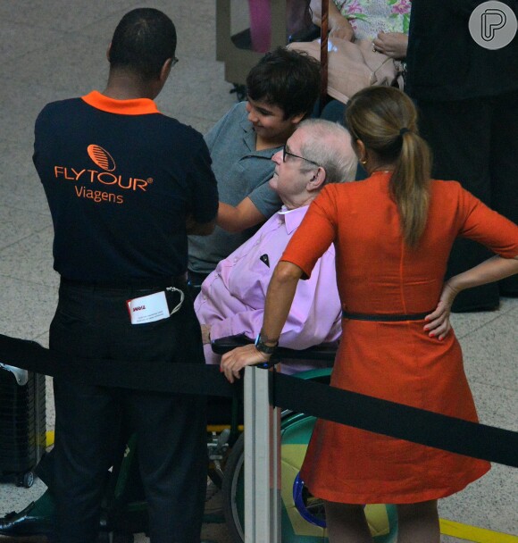 Jô Soares tirou fotos com fãs que o abordaram em aeroporto