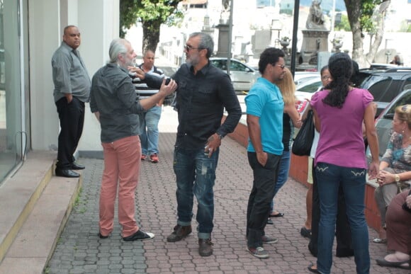 O autor Carlos Lombardi e o diretor Rogério Gomes no velório de Roberto Talma