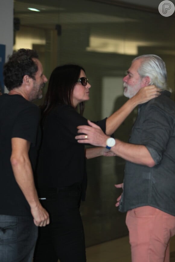 Malu Mader e Tony Belotto cumprimentam o autor Carlos Lombardi no velório do diretor Roberto Talma, no Rio