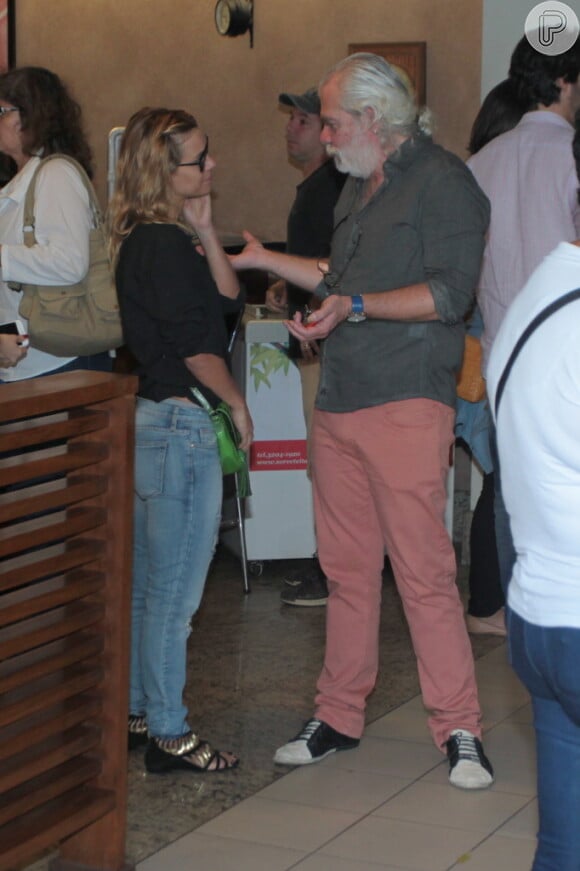 Carolina Dieckmann conversa com o autor Carlos Lombardi no velório de Roberto Talma, no Rio
