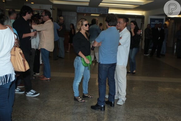 Carolina Dieckmann conversa com Marcos Frota no velório de Roberto Talma, no Rio
