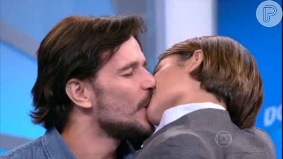 Daniel de Oliveira beijou a namorada, Sophie Charlotte durante o 'Domingão do Fautão'. Ator fez aparição surpresa e se declarou: 'Vim porque te amo'